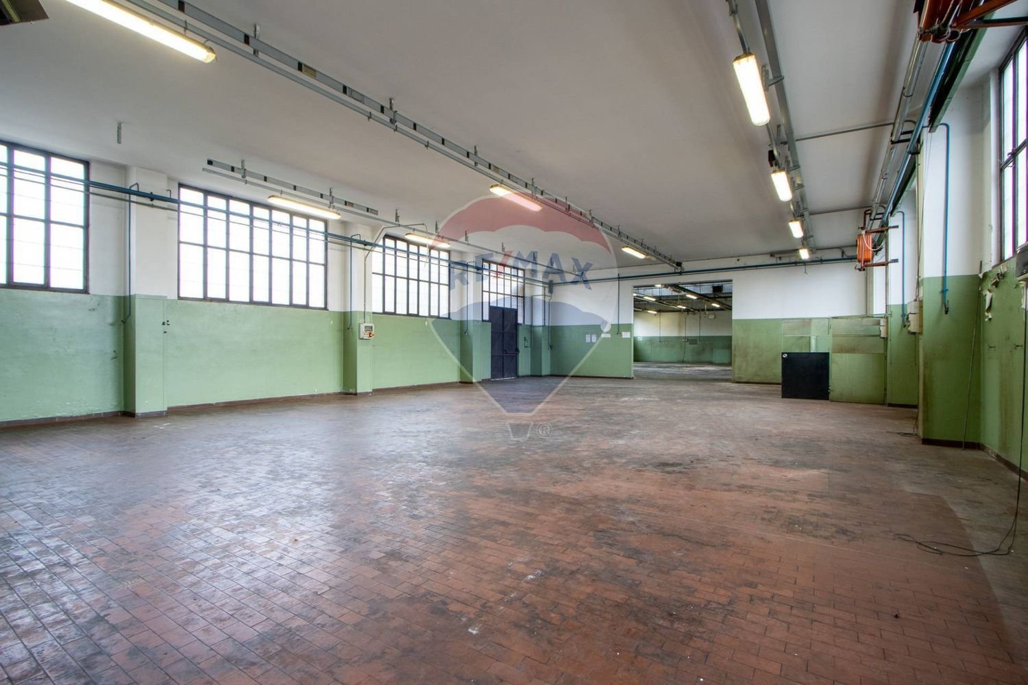 Склад 720м² в Безана ин Брианца, Италия № 359802