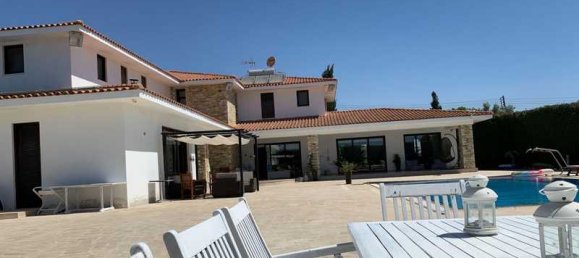 6 Schlafzimmer Villa in Dromolaxia, Cyprus, Nr. 81361 8
