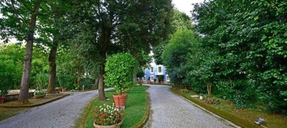 22 rooms Villa in Lucca, Italy No. 118464 3