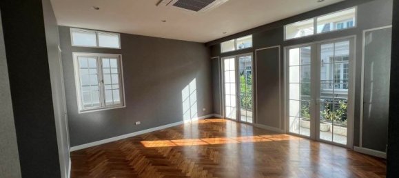 4 bedrooms Cafe / restaurant in Bangkok, Thailand No. 6314 6