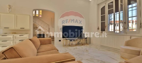 4 bedrooms Villa in Bollate, Italy No. 283578 2