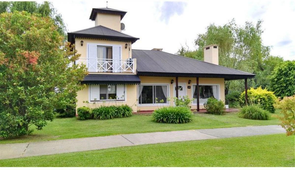 Casa de 4 dormitorios en Tigre, Argentina No. 71119