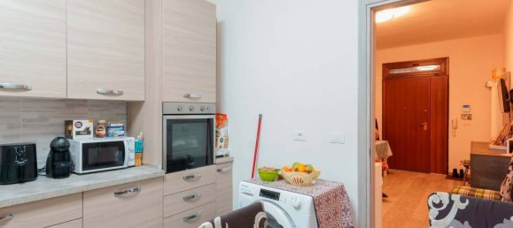 4 rooms Apartment in Bologna, Italy No. 17798 2