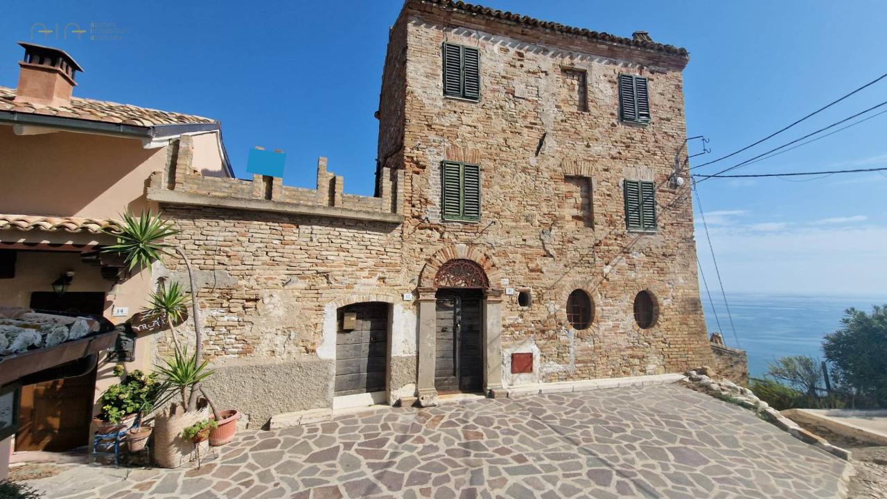 6 rooms House in Grottammare, Italy No. 103189