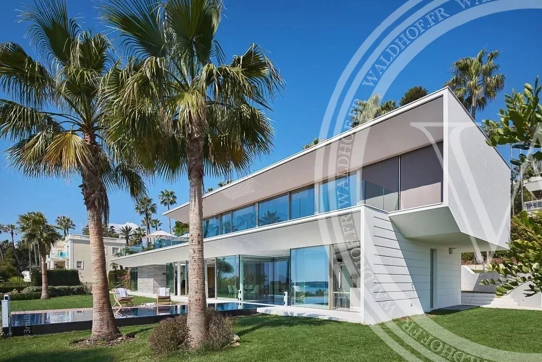 5 bedrooms Villa in Cannes, France No. 246468