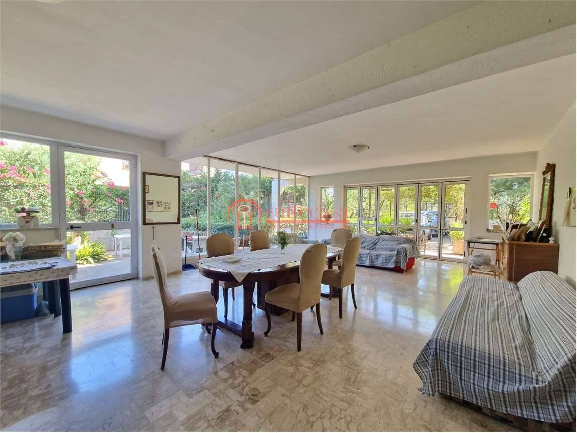 4 bedrooms Villa in Trani, Italy No. 272295