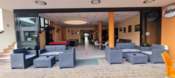 Gewerbliche Immobilie in Pesaro, Italy 540m², Nr. 326174 2