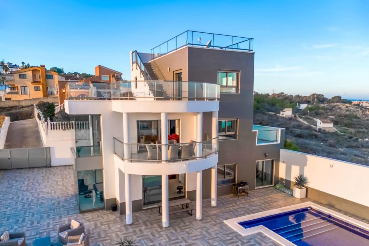 Вилла с 4 спальнями в Рохалес, Испания № 194604