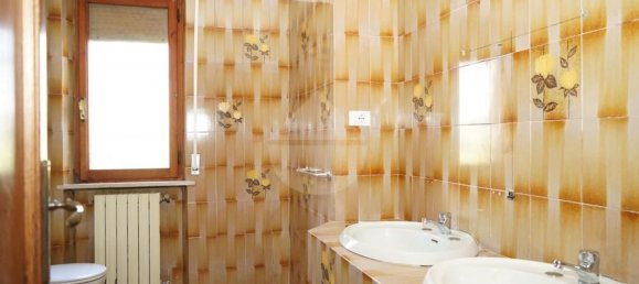 6 rooms Apartment in Gubbio, Italy No. 49313 12