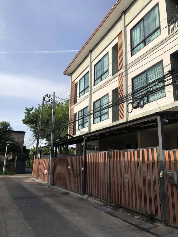 4 bedrooms Townhouse in Phra Khanong, Thailand No. 67978