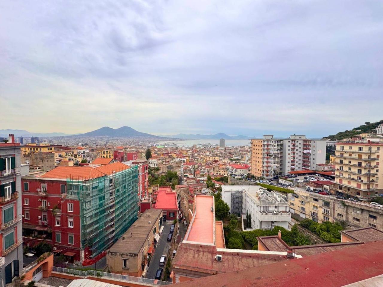 11 rooms Apartment in Naples, Italy No. 64591