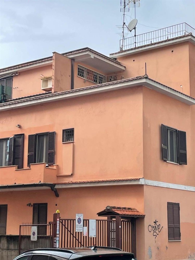 3 rooms Apartment in Rome, Italy No. 125666