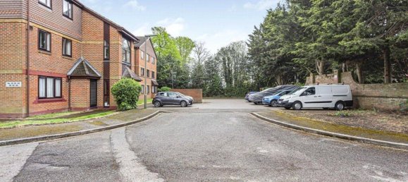 1 bedroom Apartment in Surrey, United Kingdom No. 8620 10