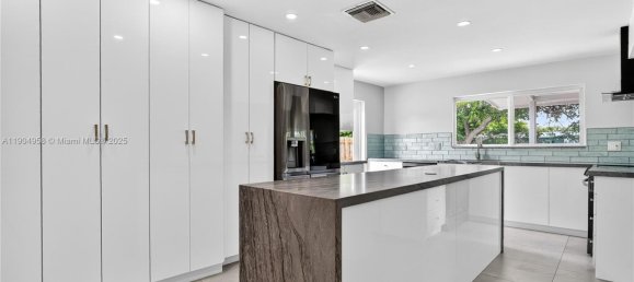 4 dormitorios villa en venta en Miami, Miami-Dade, Florida, USA № 614176 8