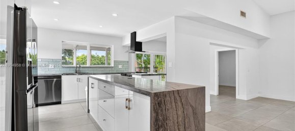 4 dormitorios villa en venta en Miami, Miami-Dade, Florida, USA № 614176 9