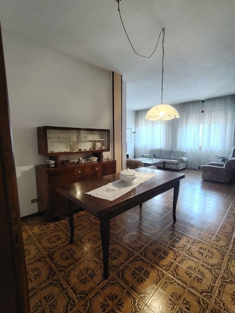 5 bedrooms Apartment in Empoli, Italy No. 404053