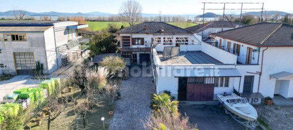 5 bedrooms Villa in Passignano sul Trasimeno, Italy No. 190186 2