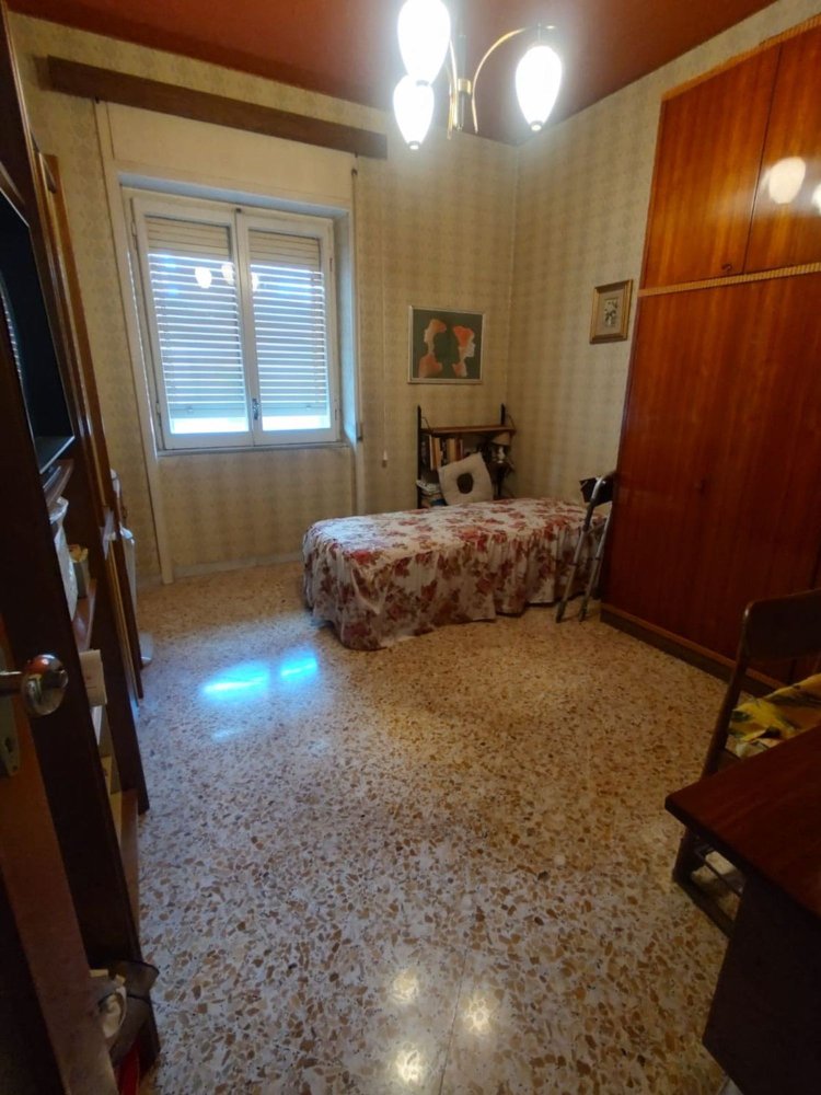 Apartamento de 5 dormitorios en Battipaglia, Italy No. 391211