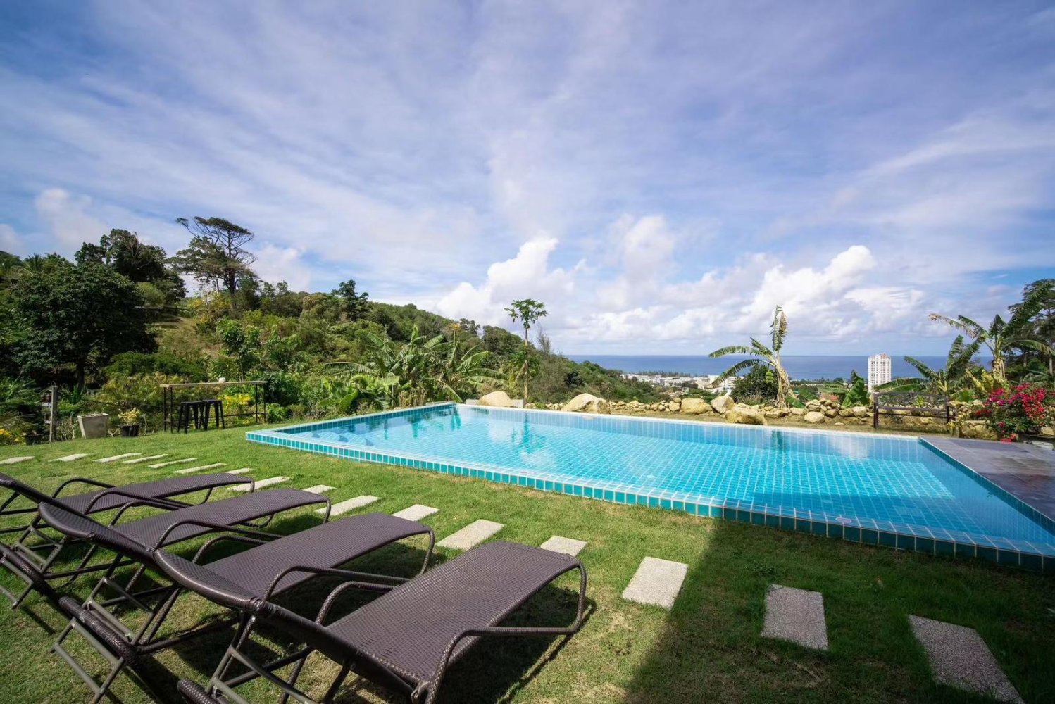 4 bedrooms Villa in Karon, Thailand No. 8677