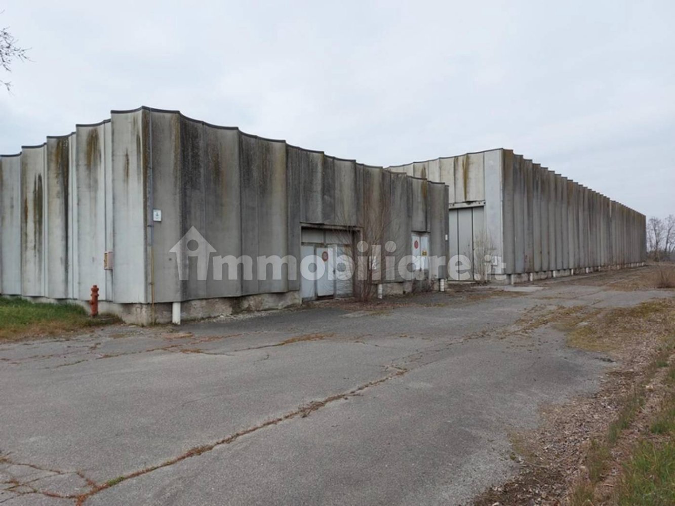 Lagerhaus in Isola Dovarese, Italy 16066m², Nr. 318235