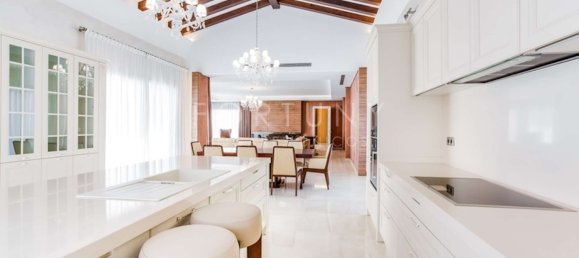 5 bedrooms Villa in Marbella, Spain No. 115125 16