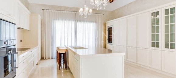 5 bedrooms Villa in Marbella, Spain No. 115125 15