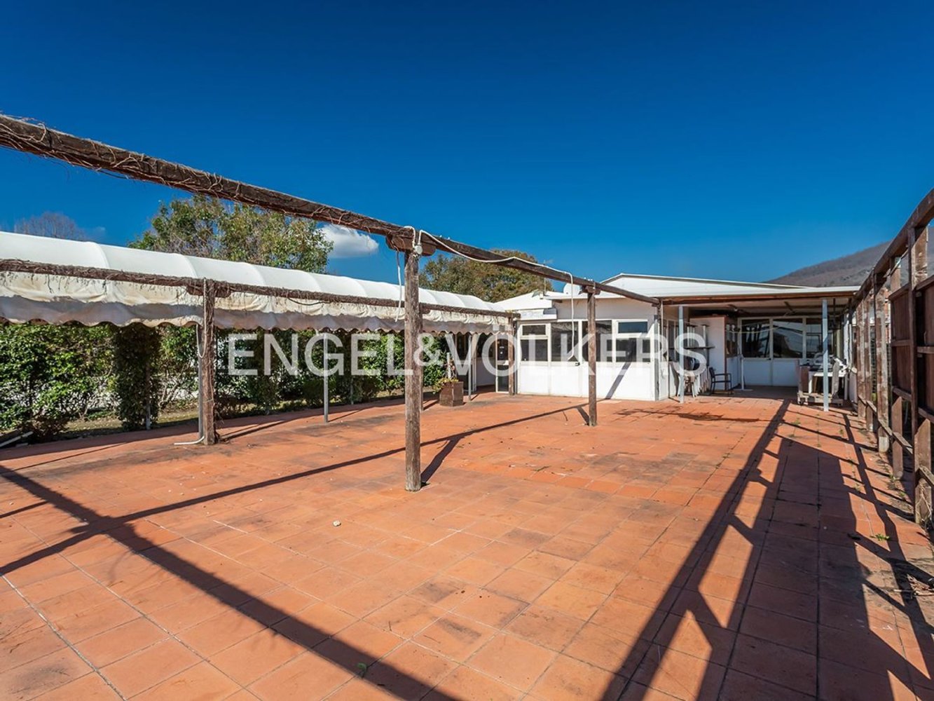 480m² Commercial property in Trevignano Romano, Italy No. 132347