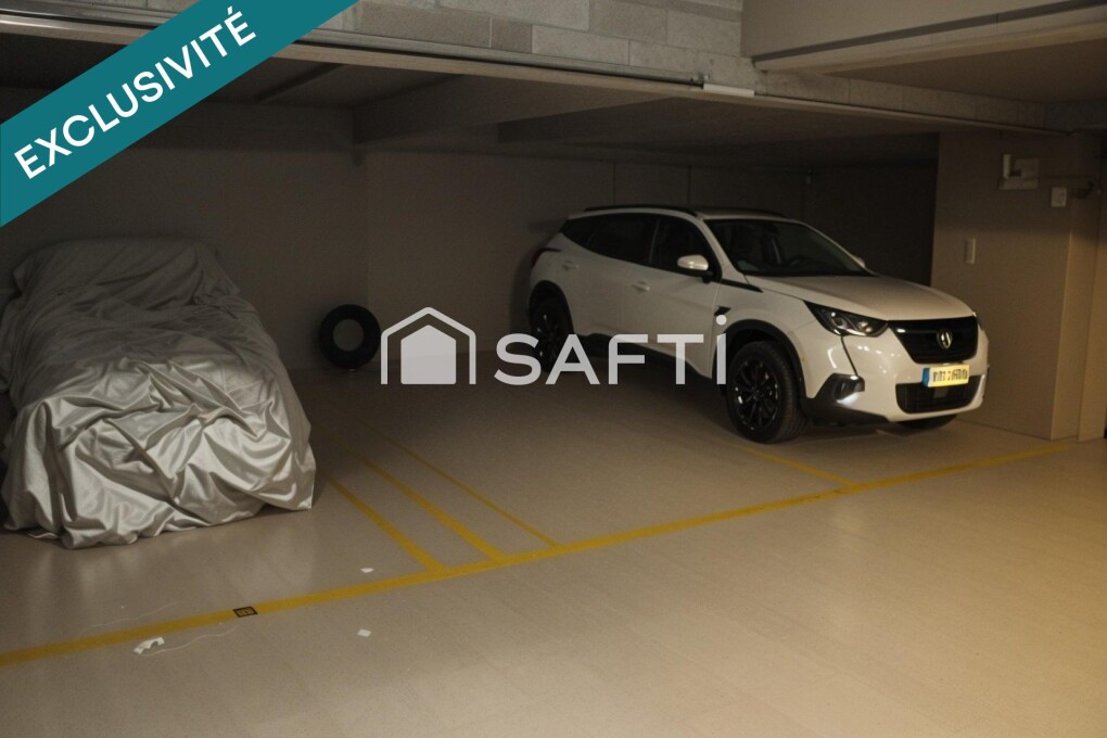  Parking in Paris, France No. 324147