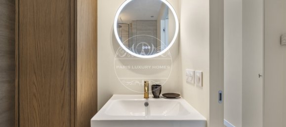 Studio in Paris, France No. 334732 12