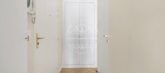 Studio in Paris, France No. 334732 7