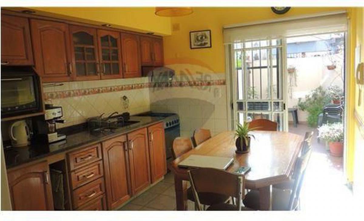 Casa de 3 dormitorios en Bermúdez, Argentina No. 3410