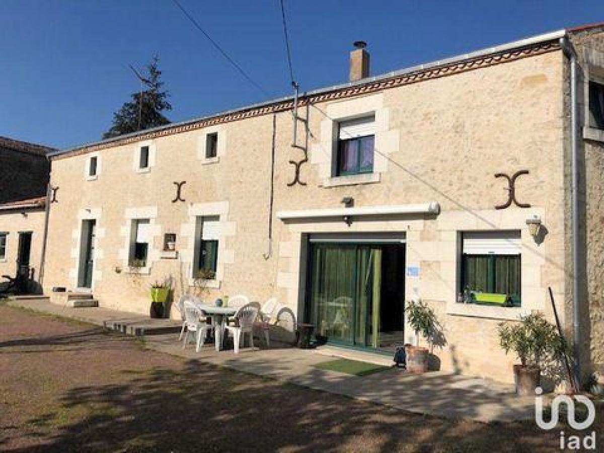 Casa de 5 dormitorios en Thouars, France No. 30525