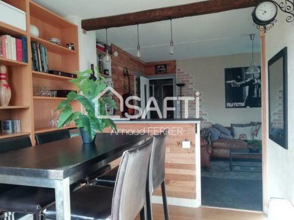 Estudio en Voiron, France No. 31748