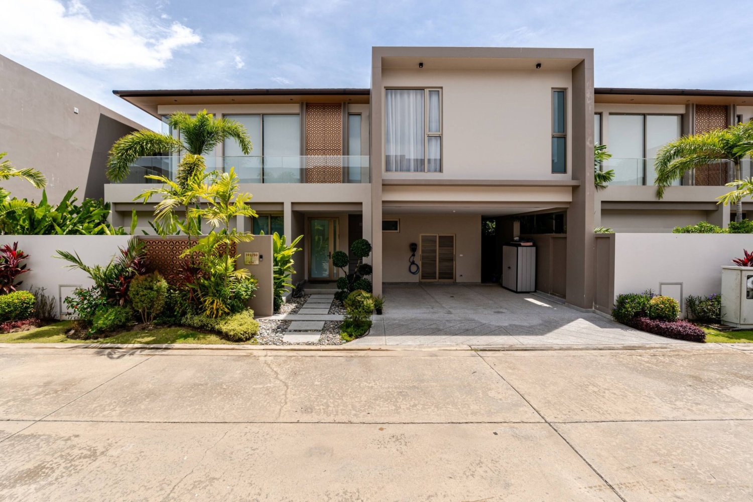 4 bedrooms Villa in Pattaya, Thailand No. 75010