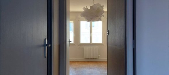 Здание с 2 спальнями в Бурж, Франция № 87150 5