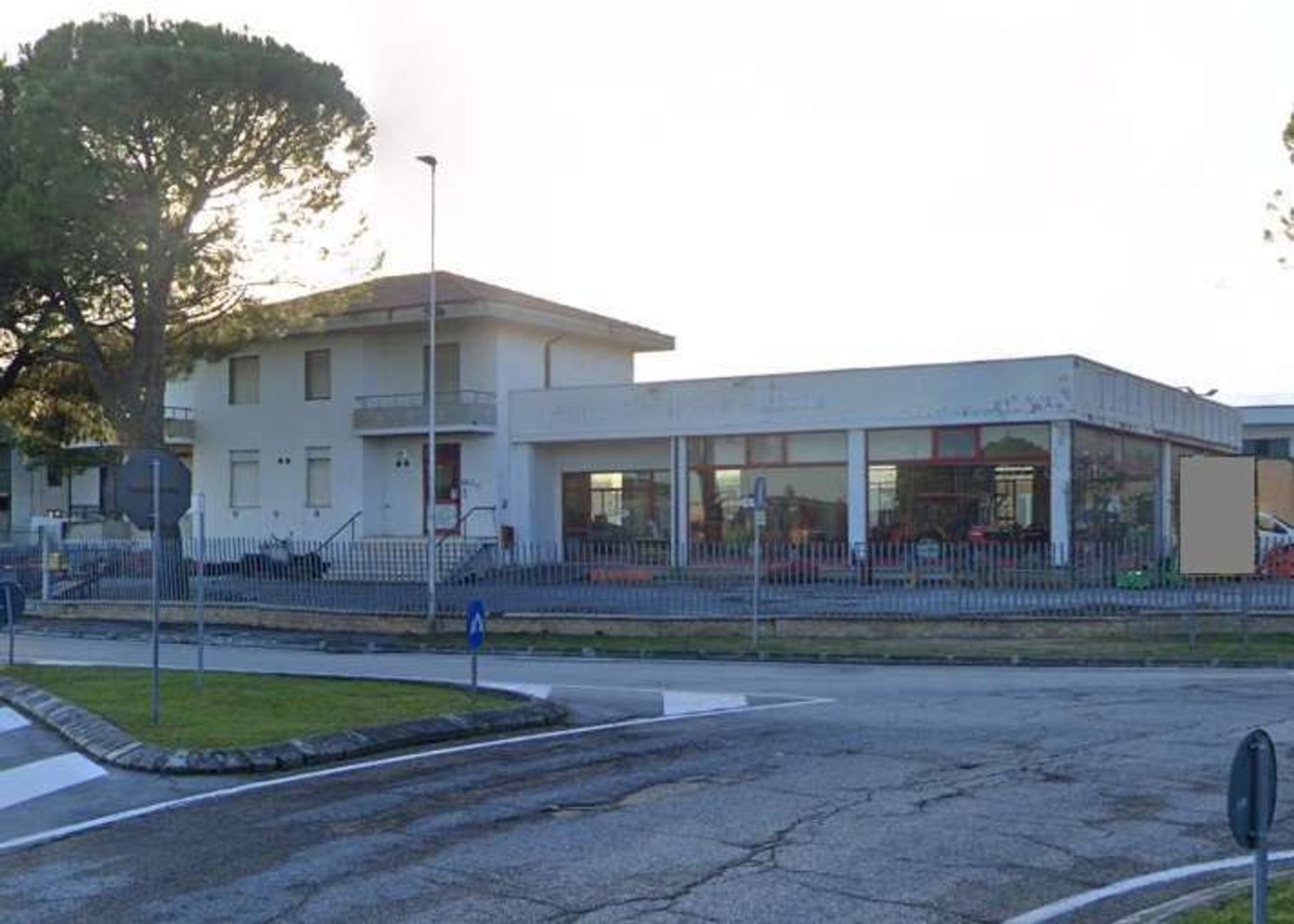 1555m² Warehouse in Treia, Italy No. 259059