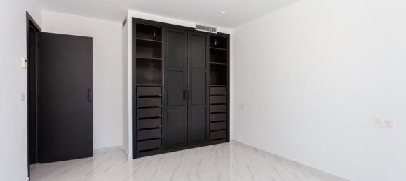 5 bedrooms Villa in Marbella, Spain No. 2939 22