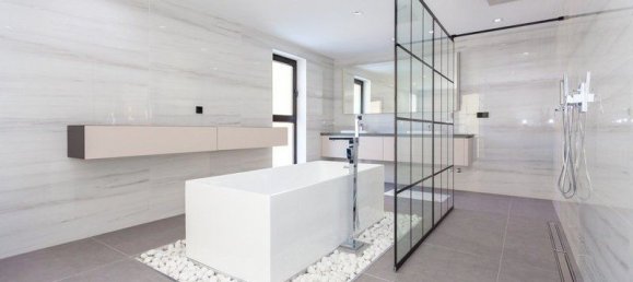 5 bedrooms Villa in Marbella, Spain No. 2939 21