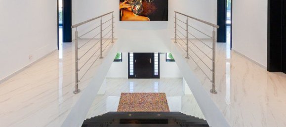 5 bedrooms Villa in Marbella, Spain No. 2939 11