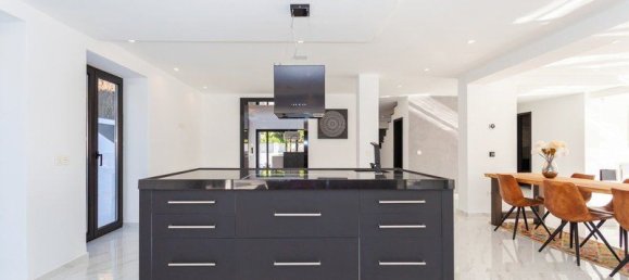 5 bedrooms Villa in Marbella, Spain No. 2939 6