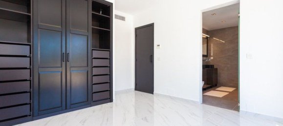 5 bedrooms Villa in Marbella, Spain No. 2939 24