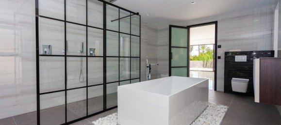 5 bedrooms Villa in Marbella, Spain No. 2939 20