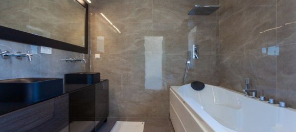 5 bedrooms Villa in Marbella, Spain No. 2939 25