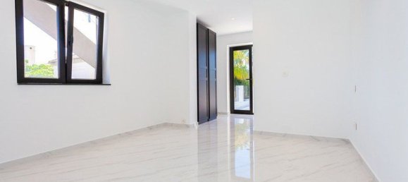 5 bedrooms Villa in Marbella, Spain No. 2939 27