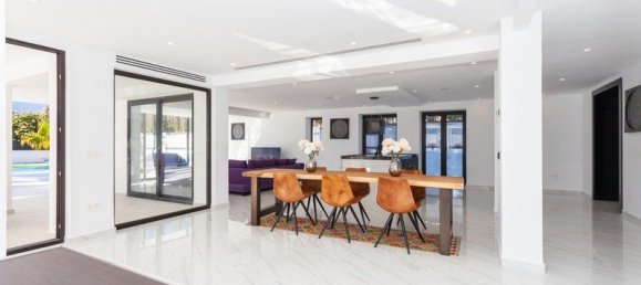 5 bedrooms Villa in Marbella, Spain No. 2939 14