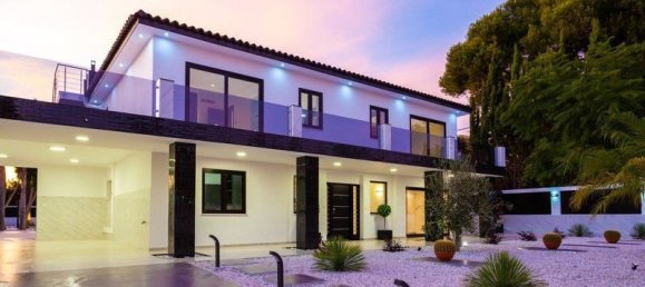 5 bedrooms Villa in Marbella, Spain No. 2939 2