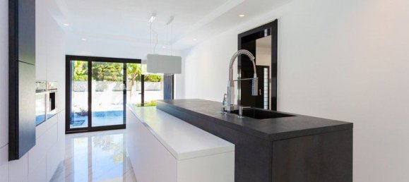 5 bedrooms Villa in Marbella, Spain No. 2939 7