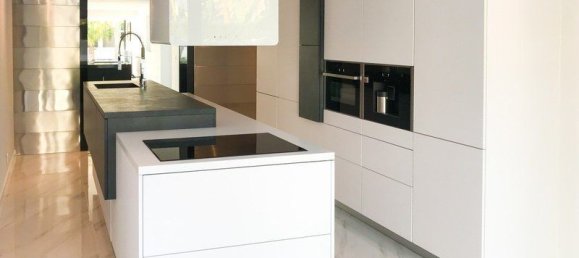 5 bedrooms Villa in Marbella, Spain No. 2939 9