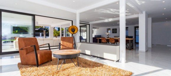 5 bedrooms Villa in Marbella, Spain No. 2939 13