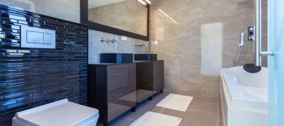 5 bedrooms Villa in Marbella, Spain No. 2939 26